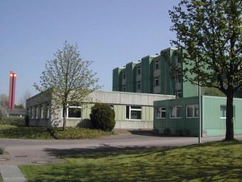 Justizvollzugskranken- haus NRW in Fröndenberg gegründet: 1984 Betten: 230 Innere Medizin (88), Psychiatrische Abteilung (60), Chirurgie (36), Pflegebetten (22), Intensivpflegebetten (8),