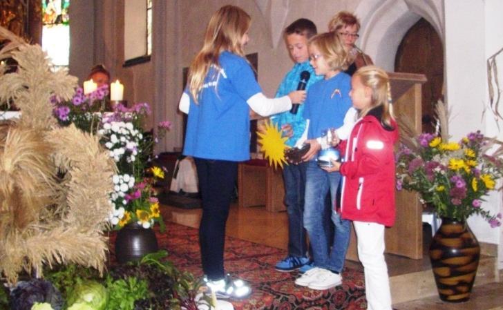 Am Ende des Gottesdienstes bedankte sich das Vorbereitungsteam des Familiengottesdienstes mit einem Blumenstrauß recht herzlich bei der Gemeindereferentin Gertraud Dickgießer für die angenehme