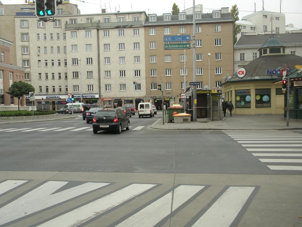 Bereich Naschmarkt Hier hab ich die Fahrstreifenanzahl von vier auf zwei reduziert, nachdem auf dem Getreidemarkt nur noch zwei Geradeausspuren vorhanden sind.