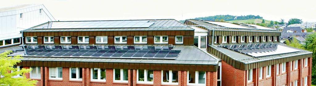 - 41-14. Nachrichten 14.1 Wir machen Strom Seit Mitte Juni produzieren 170 Solarzellen auf dem Dach des Finanzamts Trier Strom.