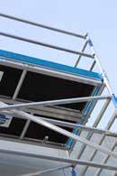 Bei einer Rahmenbereite von 75 cm ist die maximale Plattformhöhe bei 12 Metern und im Innenbereich bei einer Höhe von 8 Metern erreicht.