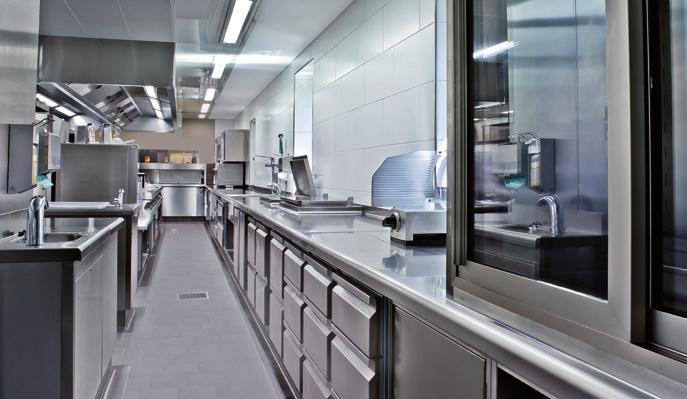 Im täglichen Arbeitsablauf einer à-la-carte-frischküche sind die Kühltische aus der STAHL Großküchen-Manufaktur