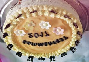 Er verwies auf den Kuchen und die tolle Festtags-Torte: 105 Jahre Gartenverein Erholung stand darauf (FOTO). Viel zu schade zum Verzehr und Verkauf.