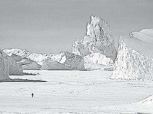 er Südpol ist genau in der Mitte der ntarktis. ie ntarktis ist der kälteste Kontinent, aber auch der trockenste, der höchste und der windigste. Nur wenige Menschen wohnen das ganze Jahr über dort.