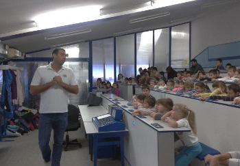 Чавић посетио нашу школу Нашу школу 1. октобра 2013. године посетио је светски познат пливач Милорад Чавић.