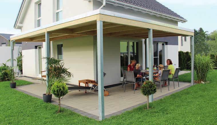 Die Kübler-Holz Terrassenüberdachung bietet perfekten Sonnenschutz für das Wohnzimmer im Freien und Schatten für die dahinterliegenden