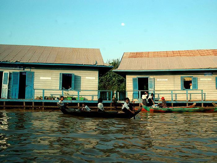 Unesco / Sam Dhillon Die SchülerInnen paddeln mit Booten zu ihrer
