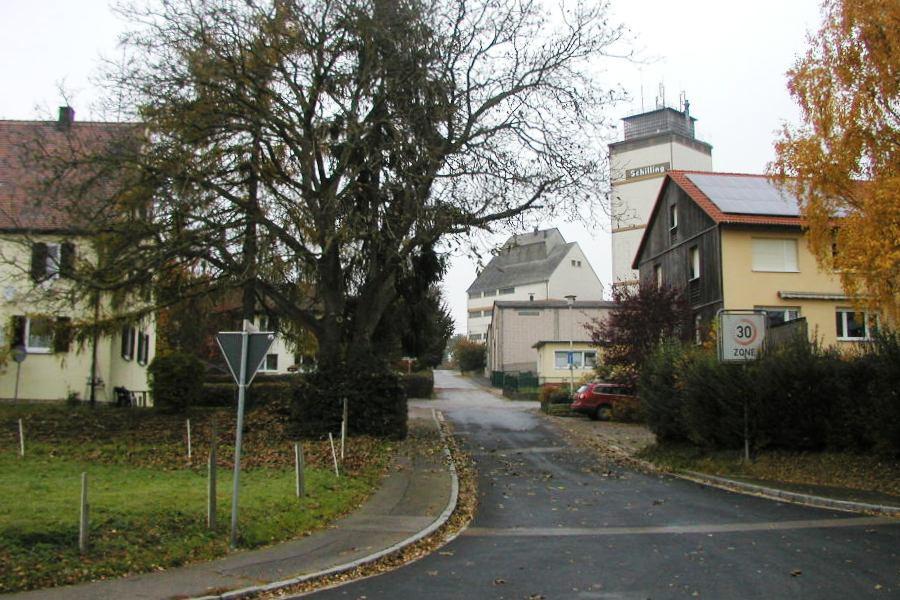 Auch im östlichen Teil der Straße Am Bahnhof zwischen der Bahnhofstraße und der Ulsenheimer Straße befinden sich entlang der Bahnlinie nur gewerbliche Gebäude (BayWa, Fa.