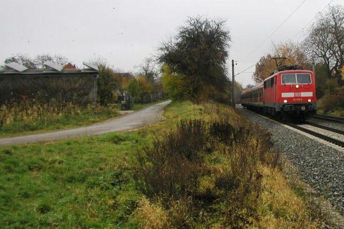 In dem 3 km südöstlich von Uffenheim gelegenen Ortsteil Rudolzhofen sind die Wohngebäude der landwirtschaftlichen Anwesen entlang der auf etwa 400 m Länge in einem Abstand von ca.