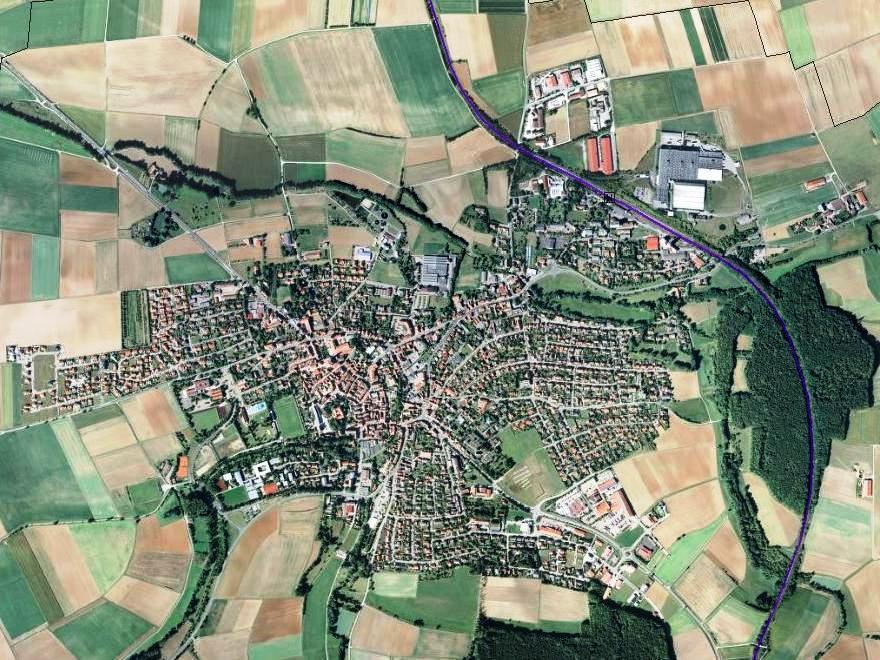 Abb. 3: Luftbild der Stadt Uffenheim mit der Bahnlinie Würzburg-Treuchtlingen (lila) (Quelle: