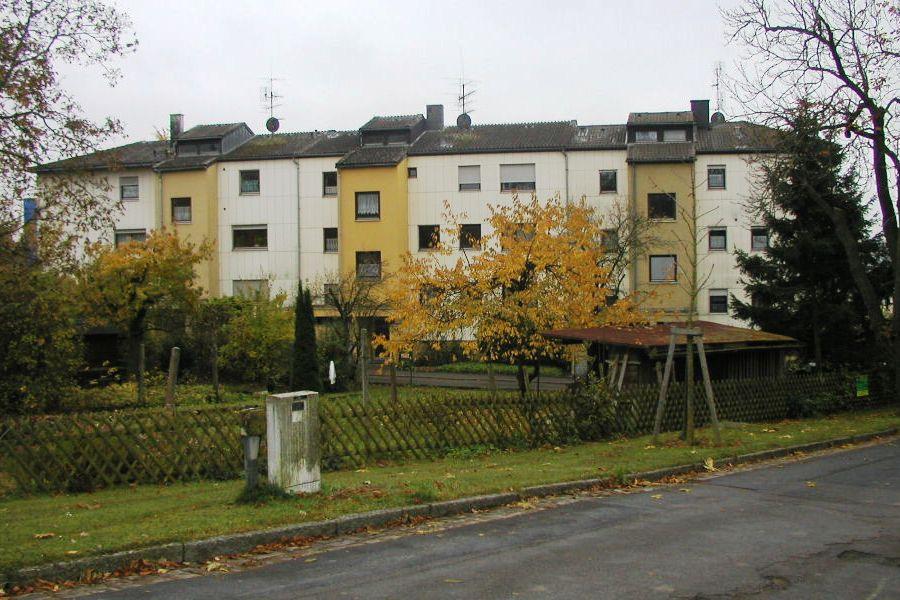 Südlich des Bahnhofs erstreckt sich das Wohngebiet an der Bahnhofstraße, in dem sich mehrere Mehrfamilienhäuser befinden, bis in die unmittelbare Nähe der Bahnlinie.