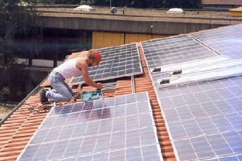 Finanzflüsse einer 4 kwp Photovoltaikanlage Photvoltaikanlage (4 kwp) Berechnungsjahr 2011 Klimadatensatz Azimut Neigung Schwerin 20 30 installierbare Leistung (kwp) Stromertrag (kwh/a) 4 3.