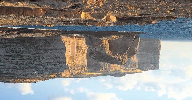 429, Die Ritterinsel aus weichem Sandstein Im Herzen des Mittelmeeres, unweit von Sizilien und nahe der mächtigen Küste zu Tunesien, liegt die Insel Malta, deren raue Schönheit dem Land zu