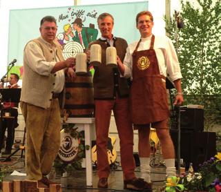 Brauereichef Michael Weiß (links) startete beim Eglofser Feuerzauber im