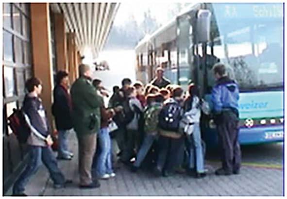 Projekt Mit Stress im Bus ist Schluss Scheck über 300,- gestiftet von der Unfallkasse Baden-Württemberg Das Busprojekt wird vom Polizeipräsidium Tuttlingen und der Firma Omnibus-Schweizer in