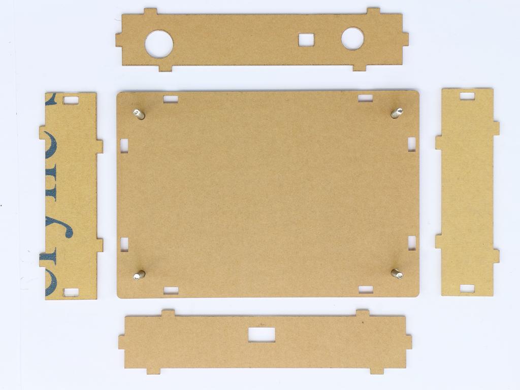 Abbildung 2: Grundplatte mit Schrauben und Seitenteilen Legen Sie die Bodenplatte und die 4 Seitenteile in der hier gezeigten Orientierung auf einen Tisch.