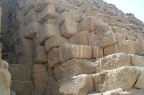 Stufenstruktur des Kernmauerwerks (Pyramide des Mykerinos) Bild 8 Bild 9 2.