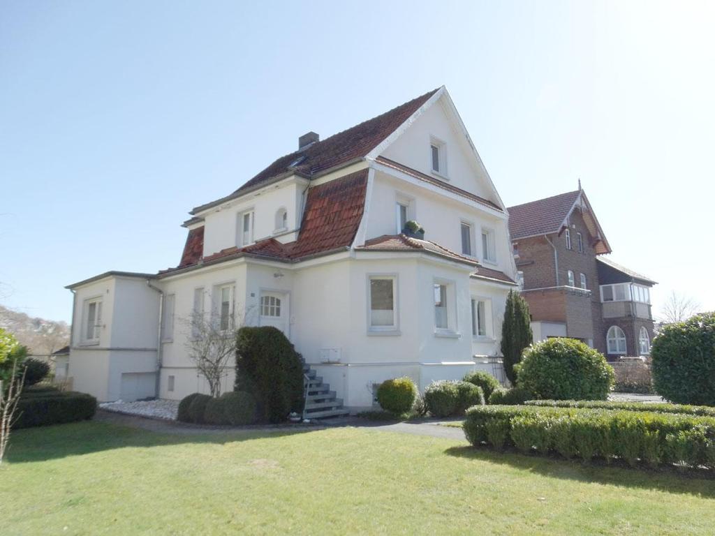 ROTENBURG Altbau-Villa auf 1.500 m² Grundstück zentral in Rotenburg Grundstücksfläche: ca. 1.566 m² Zimmer: 8 Zimmer / Küche / Bad / Gäste-WC Wohnfläche ca.