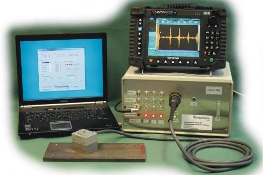 Abbildung 3.2 Ultraschallprüfung mit EMUS-VG in Kombination mit konventionellen Ultraschallgerät, EMUS-Prüfkopf und Parametrier-Laptop 4.