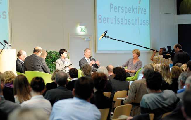 DokumenTaTIon JaHreSTaGunG perspektive BerufSaBScHLuSS 2010 37 Synopse der bestehenden Programme zu machen und sich dann auch entsprechend auf bestimmte Dinge zu fokussieren.