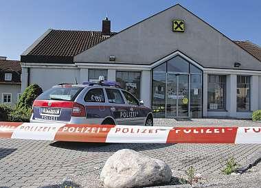 Die Täter kamen nicht in den versperrten Schalterbereich VON CHRISTOPH WEIERMAIR Oberösterreich. BewaffnetesDuo kamnur bis ins Foyer und flüchtete. Bankberater alarmierte die Polizei.