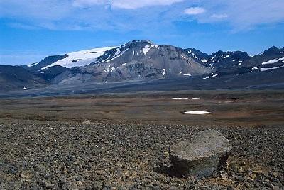 Gletschern geformte Landschaften als auch subglaziale Vulkane, die