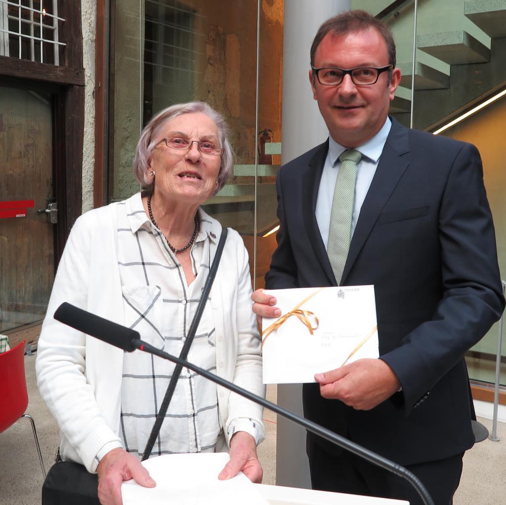 Dr. Andreas Schmauder erhielt vom Geburtstagskind ein Geschenk für das Museum Humpis-Quartier.