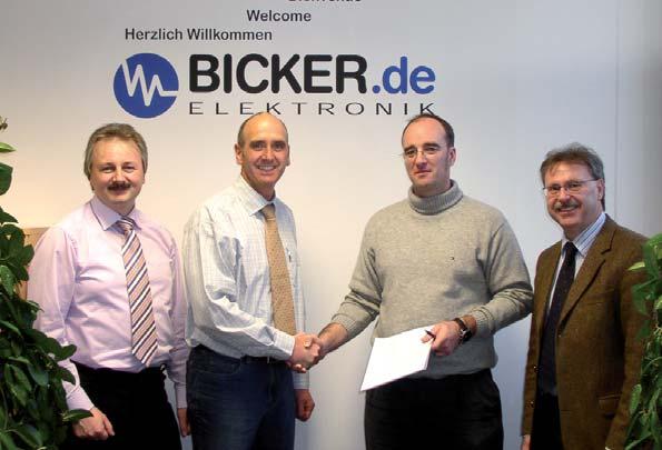 Der TÜV-Auditor Jörg Mittag gratuliert Geschäftsführer Markus Bicker zur bestandenen Zertifizierung. Vlnr.