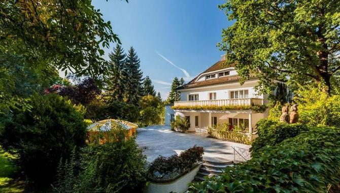 EXKLUSIVE VILLA IN IDYLLISCHER LAGE 86663 Asbach-Bäumenheim - Deutschland Kaufpreis: 2.300.000 EUR Provision: Käuferprovision 3,57 % (inkl. MwSt.) des beurkundeten Kaufpreises. Gesamtfläche: ca.