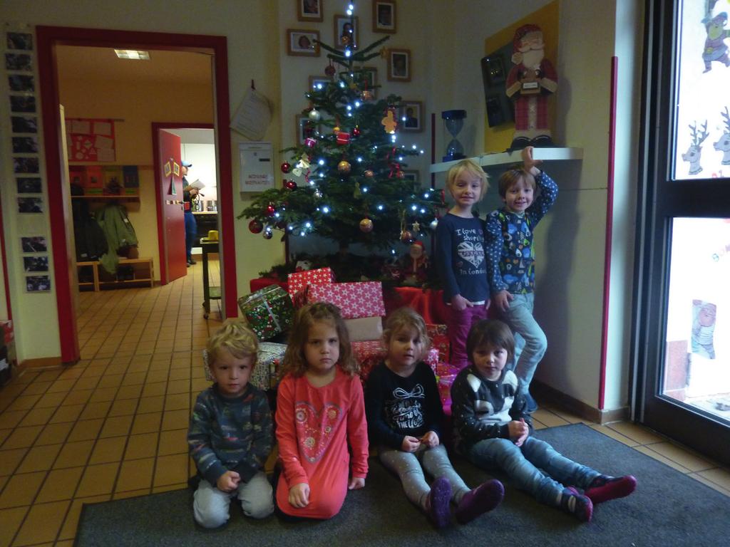 Weihnachten im Schuhkarton Wie alle Jahre startete auch in diesem Jahr der Förderverein des Kindergartens Riedweg seine Aktion: Weihnachten im Schuhkarton zugunsten des Brotkorbs.