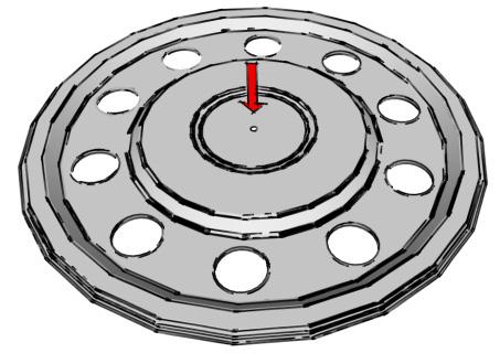 Mit Hammer und Körner müssen die Stiftmarkierungen nun in das Metall der Felge übertragen werden.