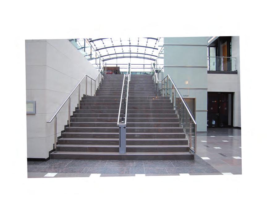 Abb. 9: Treppe mit zusätzlichem Zwischenhandlauf Wesentlich für eine gut begehbare und verkehrssichere Treppe sind ausreichend große, ebene, rutschhemmende und tragfähige Auftrittsflächen in