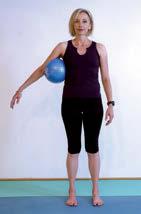 Versuchen Sie, bewusst mehrmals durch die Einatmung den Ball mit dem Brustkorb etwas gegen den Arm zu drücken. Probieren Sie die Übung anschließend auch auf der linken Seite.