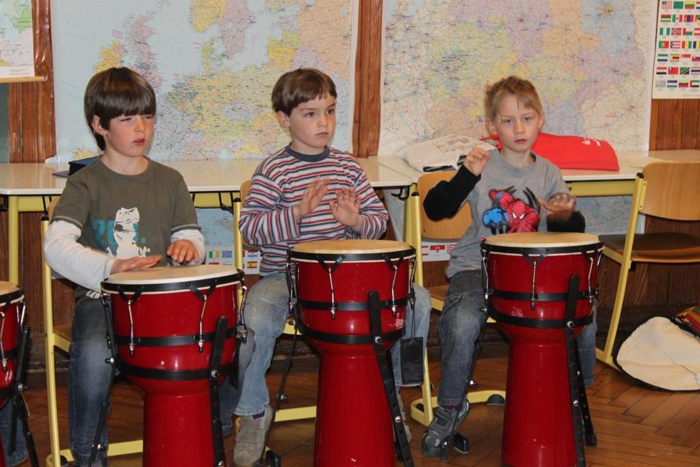 Neukonzeption im Schuljahr 2008/09 Djembe Neben der musikalischen Grundausbildung, bei der der Schwerpunkt auf dem rhythmischen Bereich liegt, fördert auch