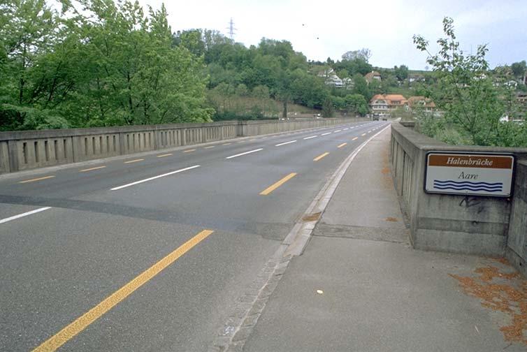 5. 2003) Die Fahrbahn ist asymmetrisch in je zwei Fahrstreifen für Automobile und Fahrräder sowie einem Gehsteig