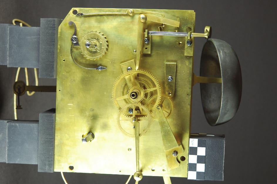 Kurze Werksbeschreibung Das Uhrwerk verfügt über eine Graham Ankerhemmung. Das Gehwerk wird über ein Gewicht mit einer Umlenkrolle angetrieben.