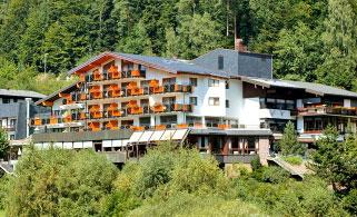 HOTEL-INFOS KOMPAKT Traditionsreiches Ferienhotel im gehobenen Landhausstil, seit Generationen liebevoll von Familie Mönch geführt, 1961 gebaut und seitdem