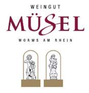 Weingut Müsel 2016 Chardonnay Herrnsheimer Schloss k. A. / 0,75 l Das Weingut Müsel ist ein Familienbetrieb, der sich schon seit Generationen mit dem Weinbau befasst.