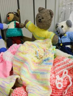 Alle zwei Wochen kommt im Begegnungszentrum in der Gerberstraße 20 der Strickkreis zusammen. Hier entstehen Pullover, cken, Mützen und Kleider für Teddys und Puppen.