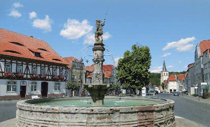 Vacha nennt man gerne das Tor zur Rhön. 2017 feiert man in Vacha 1200 Jahre Ersterwähnung. Seit 814/817 im Besitz des Klosters Fulda, wurde 1180 1186 unter Abt Konrad II. die Stadtgründung vollzogen.