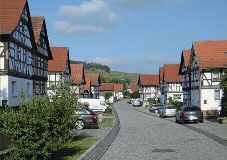 aufweisen, zu den schönsten Dörfern der thüringischen Rhön. Im Dorf gibt es weitere Fachwerkhäuser und andere schöne Gebäude.