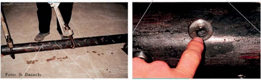 Die Perforation eines verrohrten Bohrlochs Als erstes muss wieder eine Verbindung zwischen dem Gebirge, also den Schichten außerhalb der Verrohrung und dem Bohrlochinneren hergestellt werden.
