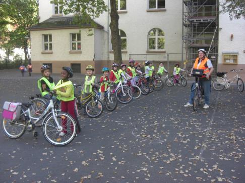8 Baustein 6: Betreuende Grundschule (BGS) Auch in der Betreuenden Grundschule wird aktive Verkehrserziehung und
