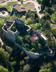 BURG BADENWEILER WAHRZEICHEN IN WUNDER BAREM LANDSCHAFTSPARK Die Burg Badenweiler, auch bekannt als Burg Baden, liegt auf einer malerischen Anhöhe