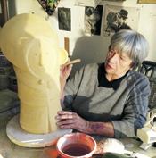 Eva Fritz-Lindner 1933 geboren in Düsseldorf 1949 53 Werkkunstschule Wiesbaden, Bildhauerklasse Erich Kuhn 1953 54 Meisterschülerin von Erich Kuhn 1954 55 Werkkunstschule Darmstadt, Schülerin des