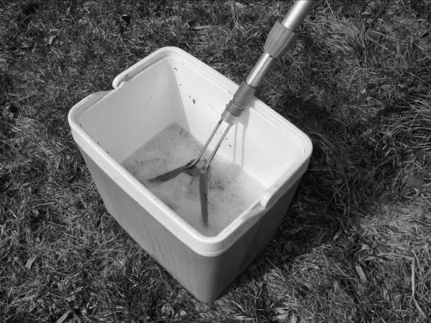5. Empfehlungen für den Amphibienschutz 5.1 Desinfektion und ihre Bedeutung Bd kann durch Arbeitsutensilien wie Stiefel, Kübel oder Kescher von einem Gewässer zum nächsten verschleppt werden.