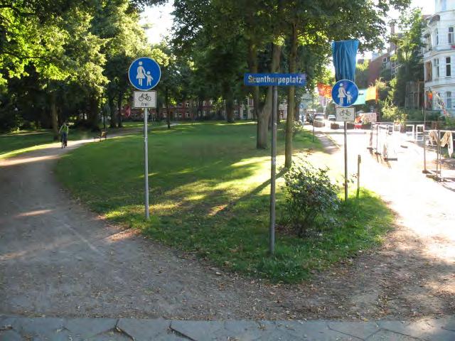 Scounterhorpe-Park! Weil die Frommestraße aufgrund der Senkungen für den gesamten Verkehr gesperrt wurde hat der ADFC auf die nicht freigegebenen Fußwege im Scounterthorpe-Park hingeweisen.