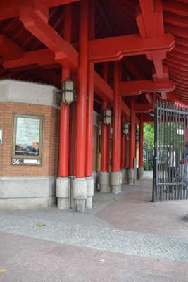 Anmerkungen für den Gast: Eintrittskarte vor Scanner zu halten Anmerkungen für den Gast: Haupteingang "Löwentor" befindet sich am Hardenbergplatz gegenüber vom Bahnhof Zoo.