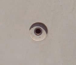 Bohren mit Hartmetallbohrer 16 mm Ø, Bohrlochtiefe mindestens 104 mm 3. Bohrmehl entfernen 4. Ankerbolzen auf Setztiefe einschlagen 5.