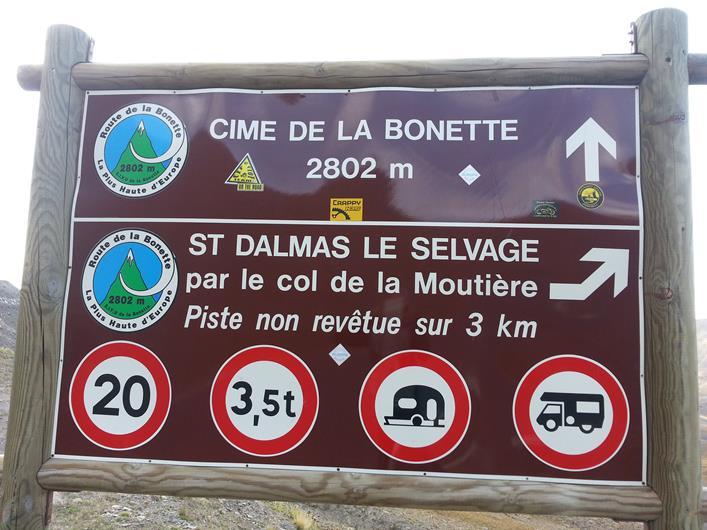 Ich habe daher etwas Besseres im Sinn und einige Kilometer vor und einige hundert Meter unterhalb der Cime de la Bonette verlassen wir die stark befahrene Straße nach rechts.